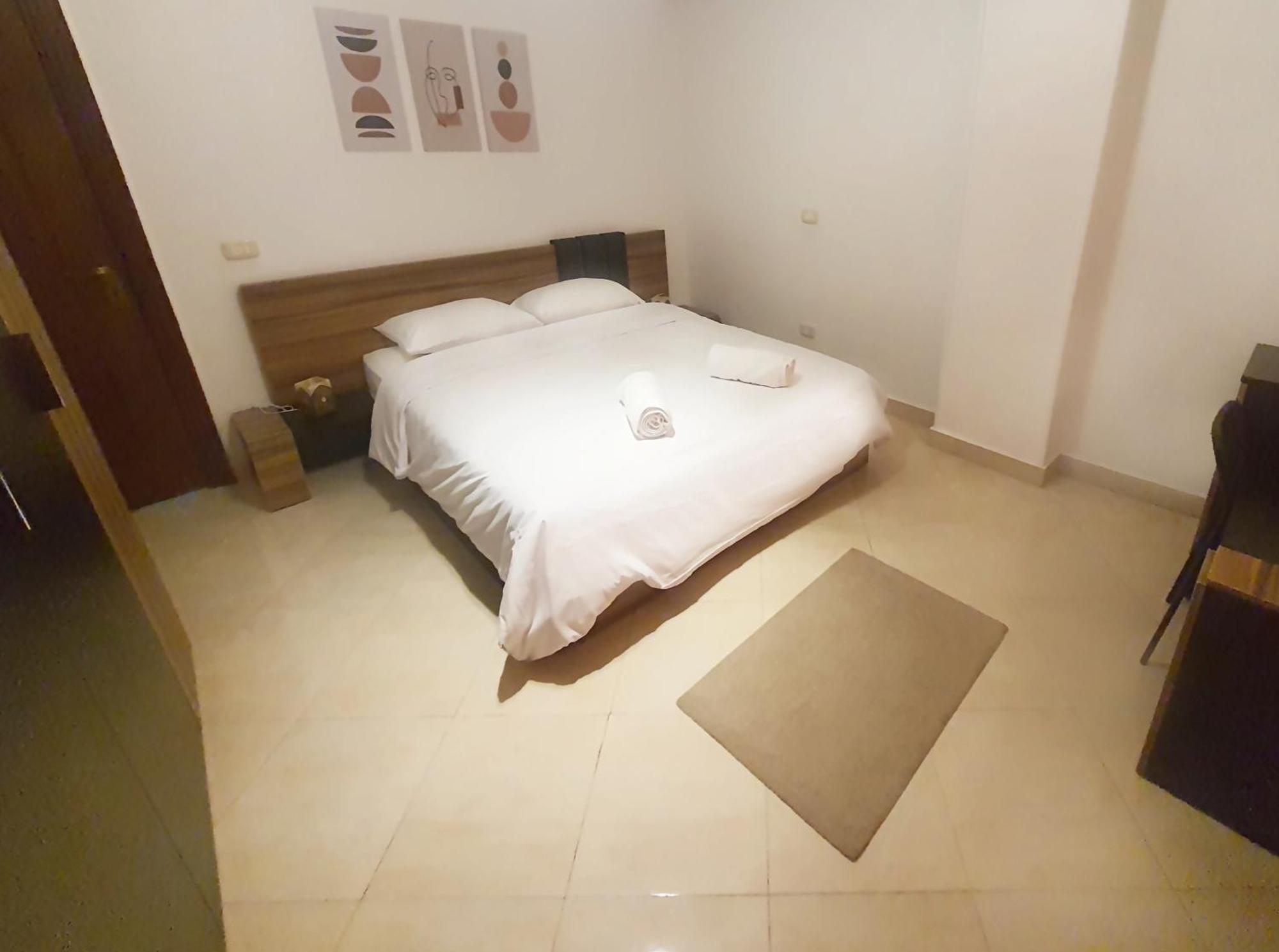 A Stylish Cozy Close To Airport. *